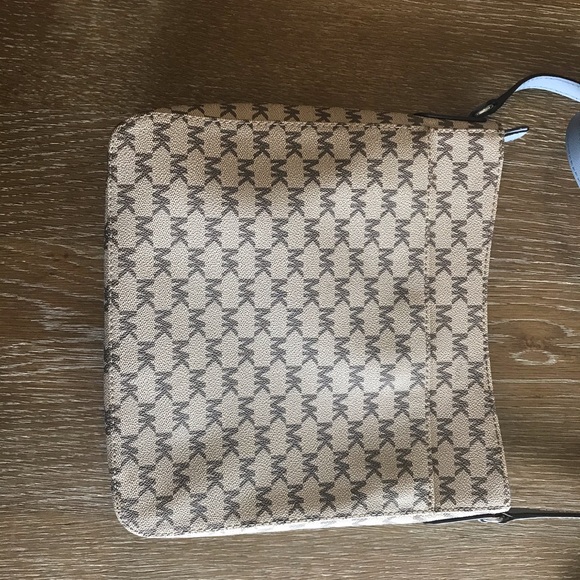 Michael Kors Large Messenger Crossbody - Picture 2 of 6